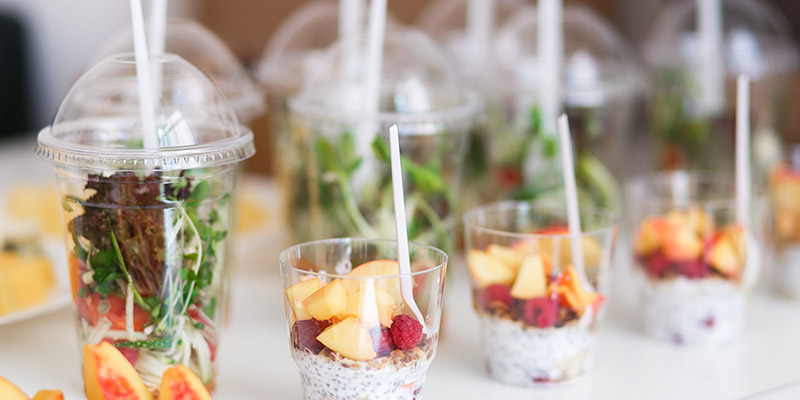 Рекомендуем одноразовые пластиковые стакадля для организации питания на выездных мероприятиях и в кейтеринге