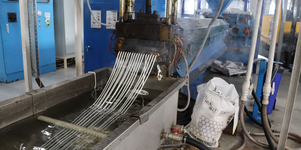 Экструзионная машина для производства материала